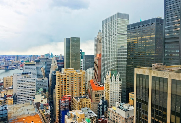 Luftbild zu den Wolkenkratzern des Financial District von Lower Manhattan, New York City, USA.