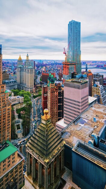 Luftbild zu den Wolkenkratzern des Financial District von Lower Manhattan, New York City, USA.