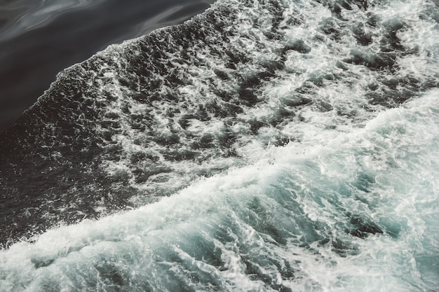 Luftbild zu Meereswellen. Hintergrund des blauen Wassers.