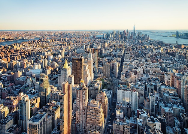 Luftbild zur Skyline mit Wolkenkratzern in Downtown Manhattan und Lower Manhattan, New York City, USA.