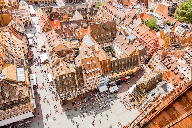 Luftbildansicht auf die Altstadt mit schönen Dächern in Straßburg, Frankreich