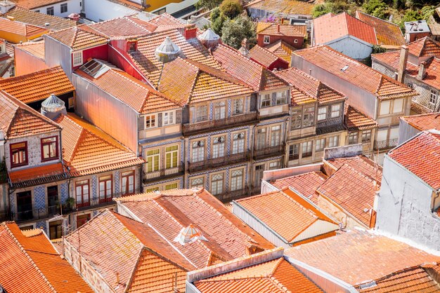 Luftbildansicht auf die Altstadt von Porto-Stadt während des sonnigen Tages in Portugal