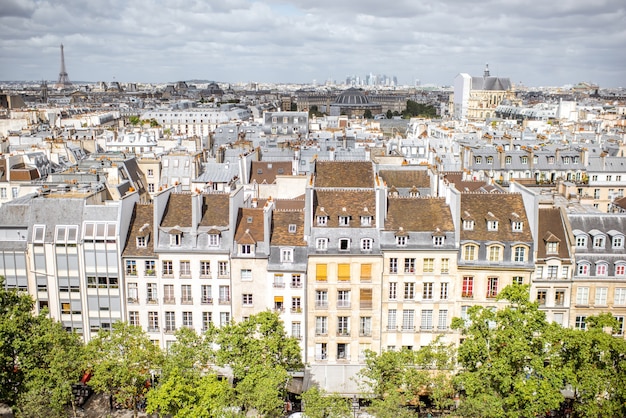 Luftbildansicht der schönen Gebäude und des Eiffelturms am Horizont während des bewölkten Wetters in Paris