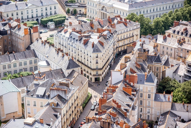 Luftbildansicht mit schönen Gebäuden in der Stadt Nantes während des sonnigen Wetters in Frankreich