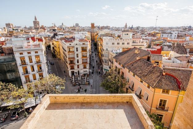 Luftbildansicht von Serranos-Türmen auf der Altstadt von Valencia-Stadt in Spanien