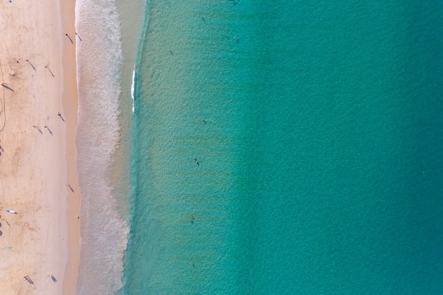 Luftbildfoto der Draufsicht von der fliegenden Drohne der schönen Meereslandschaft des tropischen Strandes