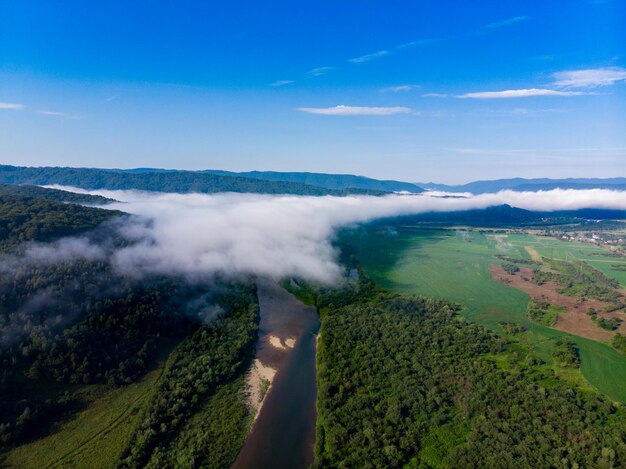 Luftbildlandschaft der Berge mit Fluss und Wolken