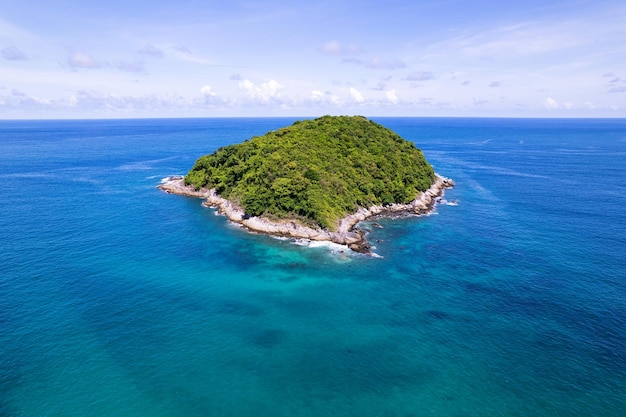 Luftbildlandschaft der kleinen Insel im tropischen Meer vor blauem Himmelshintergrund Erstaunliche kleine Insel bei Phuket Thailand?