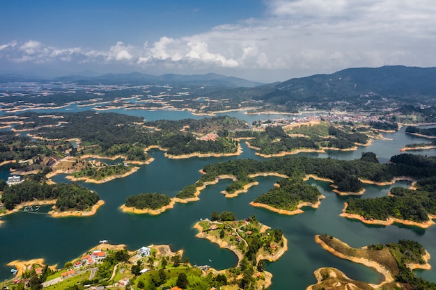 Luftbildlandschaft des Sees von Guatape vom Felsen von Guatape, Piedra Del Penol, Kolumbien.