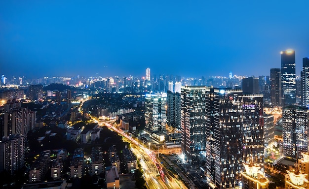 Luftbildnachtansicht der modernen Architektur in der Stadt Fuzhou, China