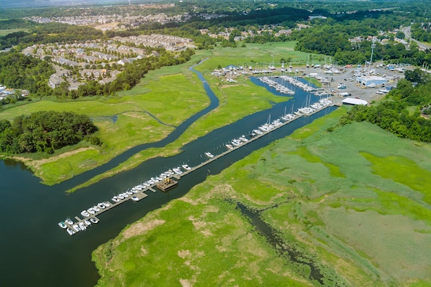 Luftbildpanorama der Holzplattform für das Boot im kleinen Pier des Ozeans Marina