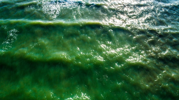 Luftbildwellen am Sandstrand. Meereswellen auf der schönen Strandluftbilddrohne 4k-Aufnahme.