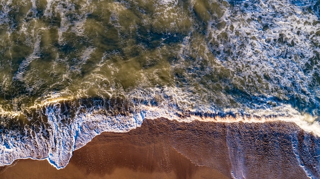 Luftbildwellen am Sandstrand