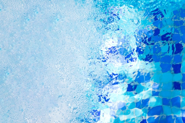 Luftblasen im klaren blauen Wasser im Pool für Hintergründe