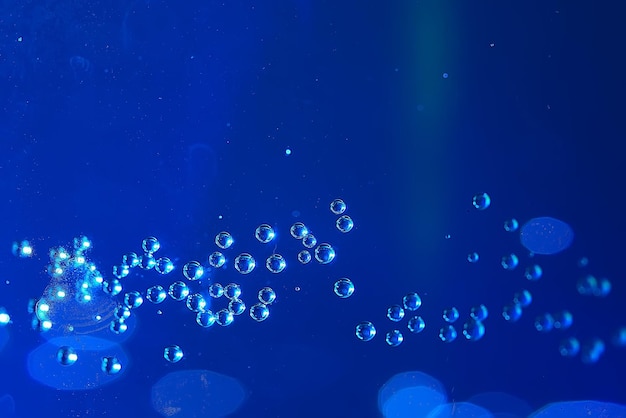 Luftblasen im Wasser Makrohintergrund / blauer Hintergrund Abstrakte Blasen im Wasser