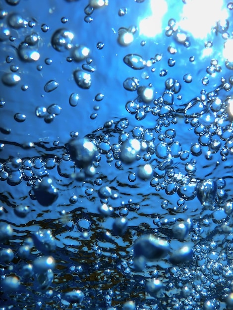 Luftblasen, Unterwasserblasen, abstrakter Unterwasserhintergrund