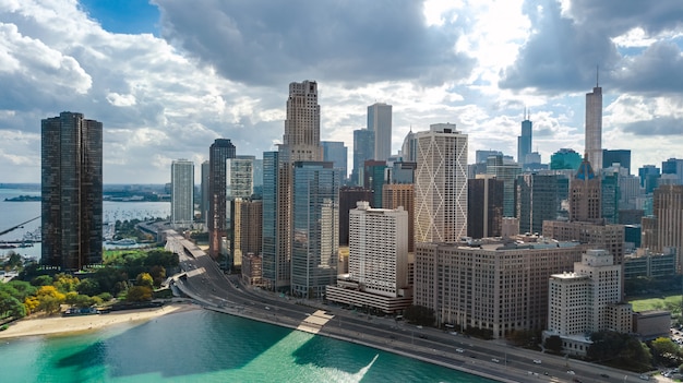 Luftbrummenansicht der Chicago-Skyline von oben, Stadt von im Stadtzentrum gelegenen Wolkenkratzern Chicagos und Michigansee-Stadtbild, Illinois, USA