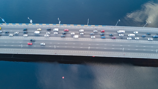 Luftbrummenansicht des Brückenstraßen-Automobilstaus vieler Autos von oben, Stadttransportkonzept