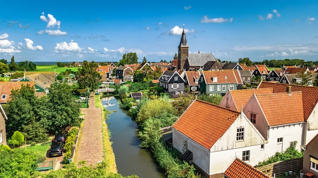 Luftbrummenansicht von Marken-Insel, traditionelles Fischerdorf von oben, typische niederländische Landschaft, Nordholland, die Niederlande