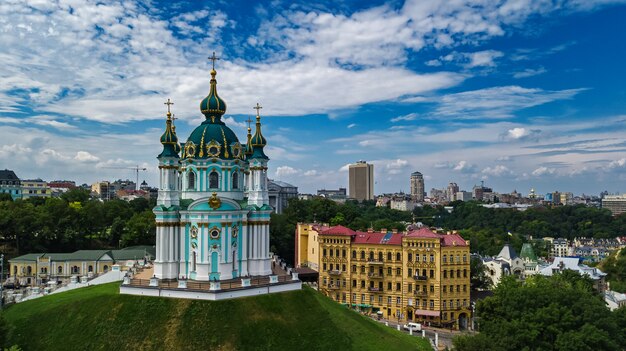 Luftbrummenansicht von St Andrew Kirche und Andreevska-Straße von oben, Stadtbild von Podol-Bezirk, Stadt von Kiew (Kyiv), Ukraine