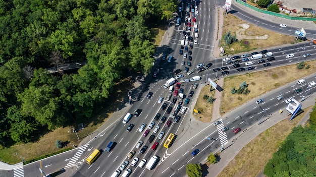 Luftdraufsicht der Straßenkreuzung von oben, des Automobilverkehrs und des Staus vieler Autos, Transportkonzept