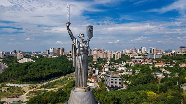 Luftdraufsicht des Kiew-Mutterlandstatuenmonuments auf Hügeln von oben genanntem und Stadtbild, Kyiv-Stadt, Ukraine