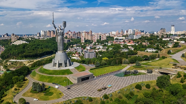 Luftdraufsicht des Kiew-Mutterlandstatuenmonuments auf Hügeln von oben genanntem und Stadtbild, Kyiv-Stadt, Ukraine