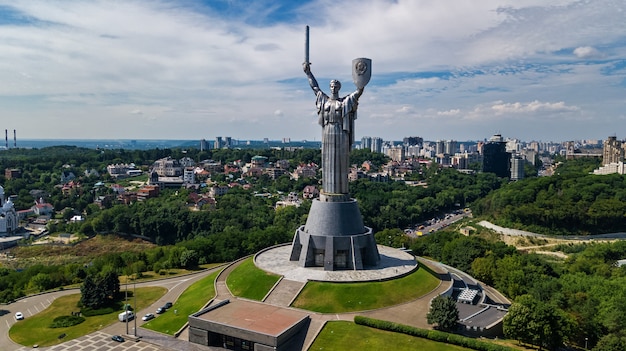 Luftdraufsicht des Kiew-Mutterlandstatuenmonuments auf Hügeln von oben genanntem und Stadtbild, Kyiv-Stadt, Ukraine