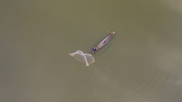 Luftdraufsicht von Fischern auf einem Fischerboot in Thailand, Ansicht von oben schoss durch Brummen