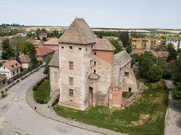 Luftdraufsicht zum mittelalterlichen Schloss von Simontornya, Ungarn