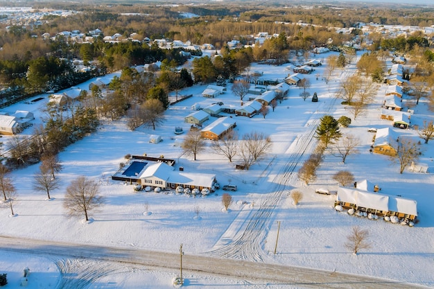 Luftdraufsichtlandschaft der kleinen Stadt der kochenden Frühlinge bedeckt mit wunderbarer Winterlandschaft mit s