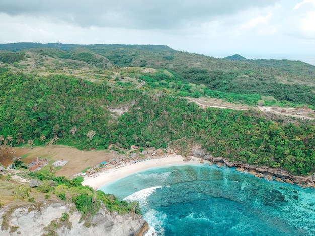 Luftdrohne Draufsicht auf Korallenstrand und blaue Meereswellen in Nusa Penida Bali Indonesien Draufsicht auf felsige Küste und Buchten