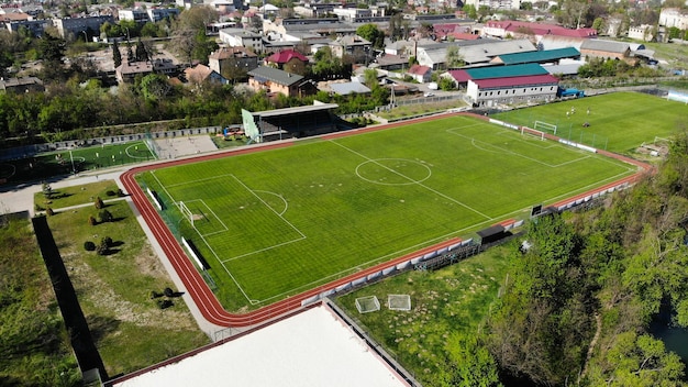 Luftdrohne Draufsicht auf Mini-Fußballfeld mit spielenden Menschen.