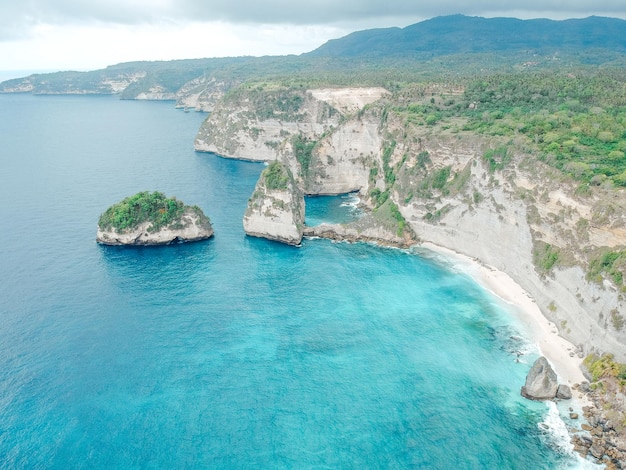 Luftdrohne Draufsicht Diamond Beach in Nusa Penida Bali Indonesien mit erstaunlichem türkisblauem Ozean