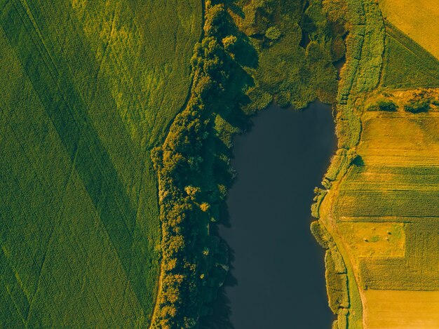 Luftdrohne-Draufsicht-Foto von schönen Sehenswürdigkeiten in Ackerland und See in der Mitte