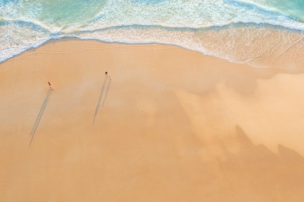 Luftdrohne Draufsicht Menge glücklicher Menschen entspannen sich am tropischen Strand mit Sonnenuntergang in Phuket, Thailand, Der schöne Strand von Phuket ist ein berühmtes Touristenziel an der Andamanensee. Ferien-Sommer-Konzept