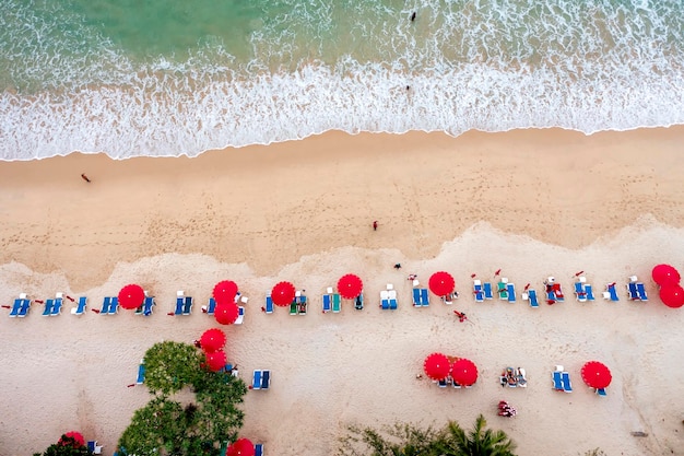Luftdrohne Draufsicht Menge glücklicher Menschen entspannen sich am tropischen Strand mit Sonnenuntergang in Phuket Thailand
