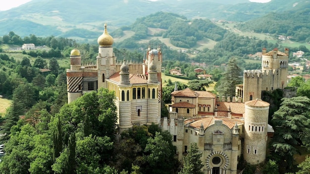 Luftdrohnen-Panoramablick auf das Schloss Rocchetta Mattei in Italien an einem sonnigen Sommertag