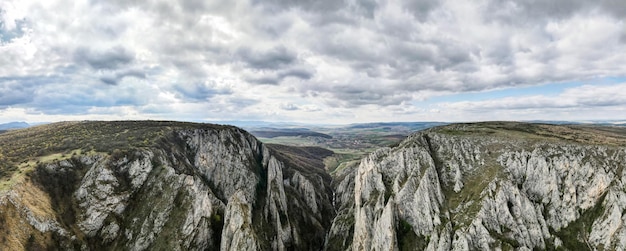 Luftdrohnen-Panoramablick auf eine felsige Schlucht in Rumänien