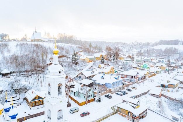 Luftdrohnenansicht der antiken russischen Stadt Ples an der Wolga im Winter mit schneebedeckter Region Ivanovo