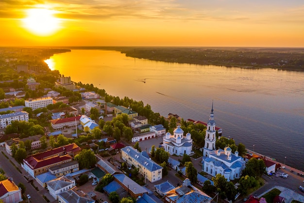 Luftdrohnenansicht der antiken Stadt Kineshma mit der Wolga in der Region Ivanovo, Russland. Sommer sonniger Tag Sonnenuntergang.