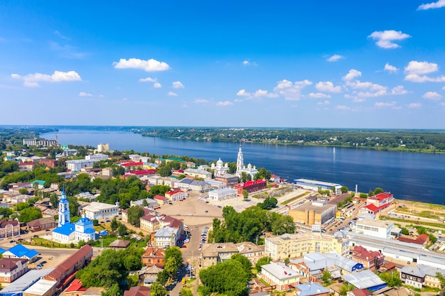 Luftdrohnenansicht der antiken Stadt Kineshma mit der Wolga in der Region Ivanovo Russland Sonniger Sommertag