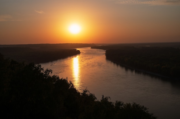 Luftdrohnenansicht der Flusslandschaft im sonnigen Sommersonnenuntergang Draufsicht des sibirischen Ob-Flusses von ...