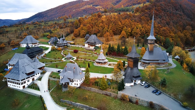 Luftdrohnenansicht der Hauptkirche des Klosters Barsana Rumänien und anderer Gebäude