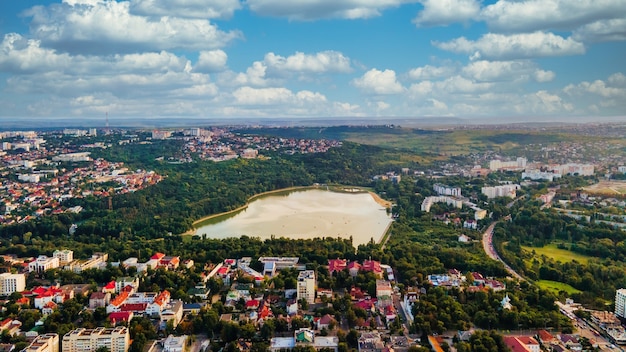 Luftdrohnenansicht der innenstadt von chisinau panoramaansicht mehrerer gebäudestraßen