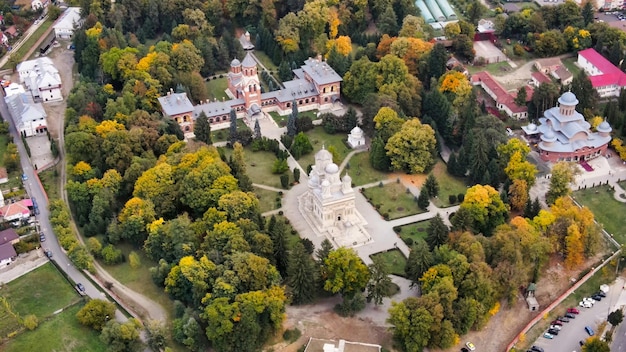 Luftdrohnenansicht der Kathedrale von Curtea de Arges, Rumänien