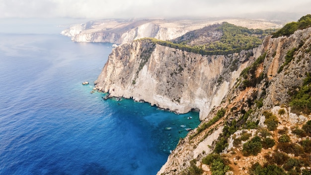 Luftdrohnenansicht der Küste des Ionischen Meeres von Zakynthos, Griechenland