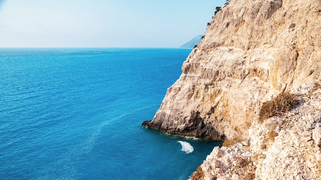 Luftdrohnenansicht der Küste des Ionischen Meeres von Zakynthos, Griechenland