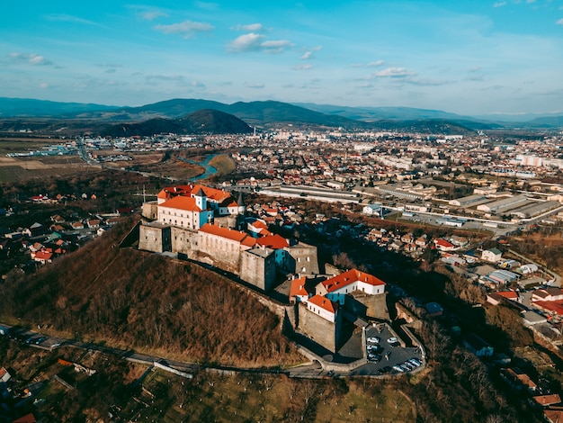 Luftdrohnenansicht der mittelalterlichen Palanok-Burg in der Stadt Mukatschewo in der Westukraine