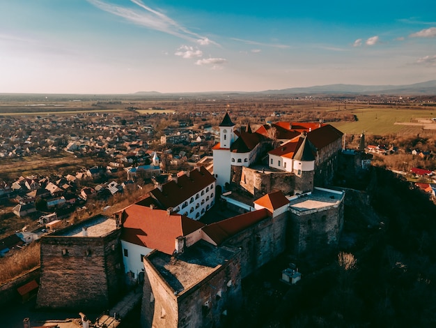 Luftdrohnenansicht der mittelalterlichen Palanok-Burg in der Stadt Mukatschewo in der Westukraine